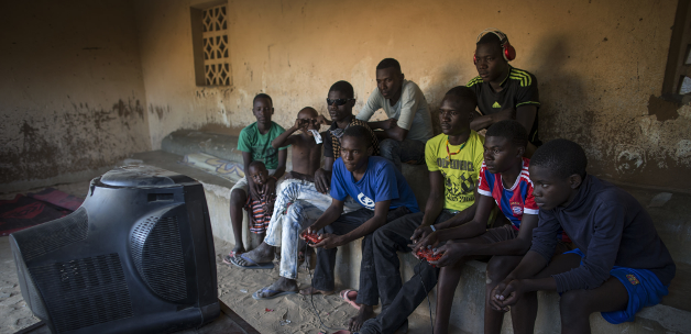 Marco Dormino - Youth watching television in Gao / Via Flickr