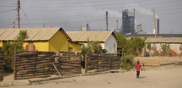Klaartje Jaspers / Mufulira, Zambia, 2013. Kankoyo compound under the sulphuric smoke of Mopani copper mine.
