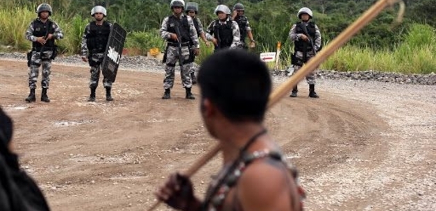 Military Police Await Indigenous Protestors / Ruy Sposati/Agência Raízes via International Rivers on flickr 