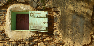 Houdt ambassades op de achtergrond