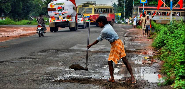 Repairing India's National Highway / Challiyil Eswaramangalath Pavithran Vipin via Flickr