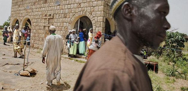 Distribucíon de alimentos / Photo by Miguel Lizana / AECID / Photo via Flickr