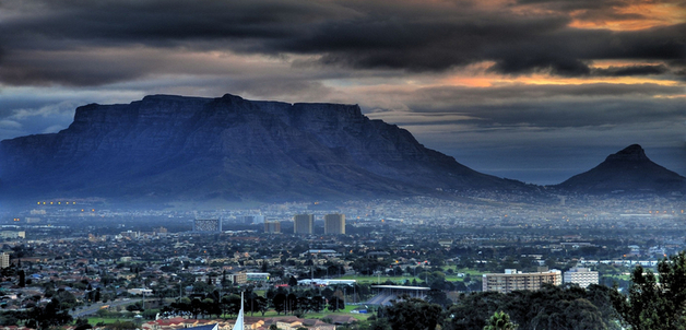Jamal Alyousif / Cape Town and Table Mountain at sunset